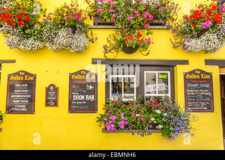 Vue rapprochée du Golden Lion Hotel Padstow Cornwall avec ses magnifiques paniers de fleurs d'été, cornwall Angleterre Royaume-Uni Banque D'Images