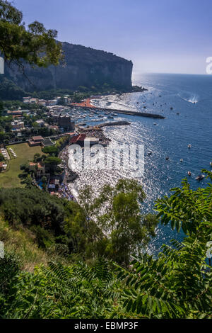 Vue de Vico Equense, sur la péninsule de Sorrente, près de Naples, Campanie, Italie. Banque D'Images