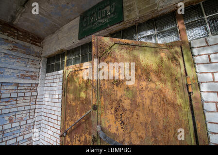 L'entrée au mess hall près de la caserne militaire de Tchernobyl-2 à côté de Duga-3 radar soviétique dans la zone d'exclusion de Tchernobyl, l'Ukraine Banque D'Images