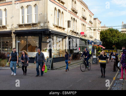 Bristol, Angleterre - Octobre 31st, 2014 : les gens sur l'animée avenue piétonne de Boyce, Clifton. Dans l'arrière-plan la Victoria Banque D'Images