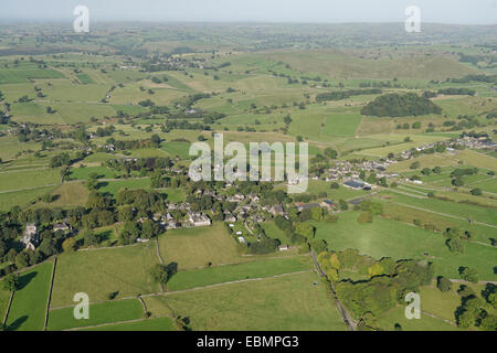 Une vue aérienne du village de Alstonefield dans le Peak District National Park Banque D'Images