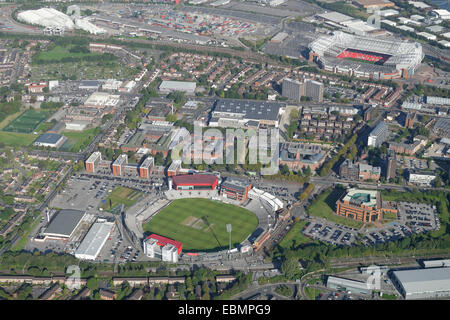 Une vue aérienne de l'Old Trafford et Trafford Park domaines de Manchester en présentant à la fois les terrains de cricket et de football.