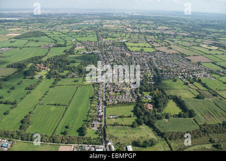 Une vue aérienne du village de Cheshire Saughall avec campagne environnante et Ellesmere Port visible dans la distance Banque D'Images