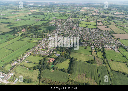 Une vue aérienne du village de Cheshire Saughall avec campagne environnante et Ellesmere Port visible dans la distance Banque D'Images