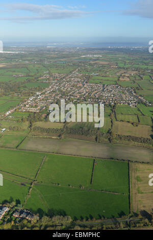 Une vue aérienne du village de Cheshire Saughall avec campagne environnante et Ellesmere Port visible dans la distance Banque D'Images