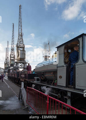 Bristol, Angleterre : 1er novembre 2014 : à l'extérieur et une partie importante de l'MShed waterfront museum ces grues sur Princes Wharf Banque D'Images