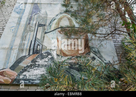 Des graffitis sur un immeuble à Tchernobyl-2 club base militaire près de Duga-3 système radar soviétique dans la zone d'exclusion de Tchernobyl, l'Ukraine Banque D'Images