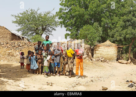 Groupe d'enfants chantant une chanson de bienvenue, Rhumsiki, loin au nord, le Cameroun Banque D'Images