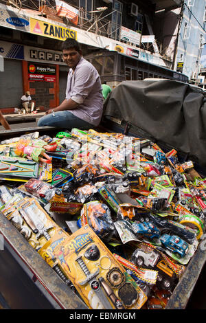 L'Ile Maurice, Port Louis, Place Victoria Square, l'homme sur camion à plateau plein de produits en plastique bon marché Banque D'Images