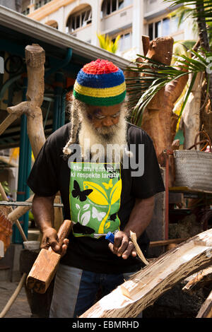 L'Ile Maurice, Port Louis, Caudon Waterfront, sculpteur sur bois, Philippe E Marie Banque D'Images