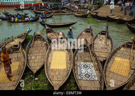 Bateaux en bois amarré dans un port de Dhaka, Bangladesh Banque D'Images