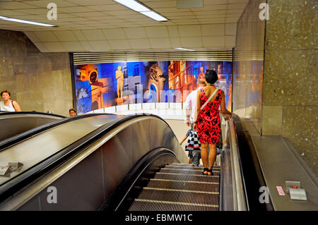 Budapest, Hongrie. À l'escalier mécanique de la station de métro Deak Ferenc ter Banque D'Images