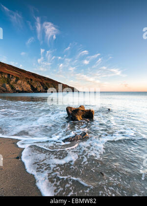 En début de soirée à Hemmick Beach sur la côte sud de Cornwall Banque D'Images