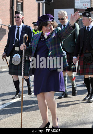 Susan Boyle est Chieftain de West Lothian Highland Games 2014. Elle a dirigé la marche à travers la ville pour ouvrir l'événement portant le tartan de Boyle. Avec : Susan Boyle Où : Bathgate, Royaume-Uni Quand : 31 mai 2014 Banque D'Images