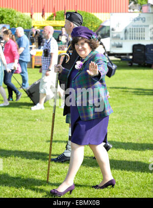 Susan Boyle est Chieftain de West Lothian Highland Games 2014. Elle a dirigé la marche à travers la ville pour ouvrir l'événement portant le tartan de Boyle. Avec : Susan Boyle Où : Bathgate, Royaume-Uni Quand : 31 mai 2014 Banque D'Images