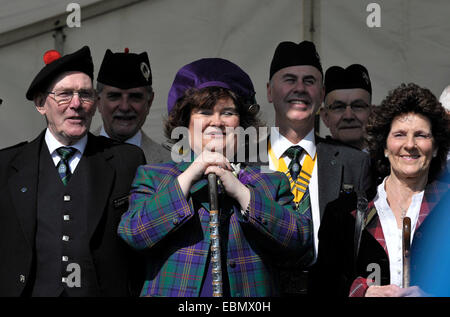 Susan Boyle est Chieftain de West Lothian Highland Games 2014. Elle a dirigé la marche à travers la ville pour ouvrir l'événement portant le tartan de Boyle. Avec : Susan Boyle Où : Bathgate, Royaume-Uni Quand : 31 mai 2014 Banque D'Images