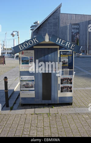 Une place déserte avec réservation Événements bureau fermé à Falmouth, Cornwall en Décembre Banque D'Images