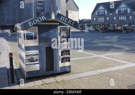 Une place déserte avec réservation Événements bureau fermé à Falmouth, Cornwall en Décembre Banque D'Images