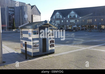 Une place déserte avec réservation Événements bureau fermé à Falmouth, Cornwall en Décembre Banque D'Images