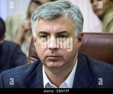 Le 3 décembre 2014 - L'éducation et de la science ministre Sergey Kvit -- Le ministre de l'économie, Aivaras Abromavicius -- Le mercredi 3 décembre ? 2014 à Kiev dans l'immeuble du cabinet a commencé la première réunion du nouveau gouvernement. La réunion a été ouverte par le Premier ministre Yatsenyuk.Premier Ministre a souhaité les chefs de ministères de succès. ''Encore une fois, je tiens à féliciter les nouveaux ministres, les ministres qui ont obtenu la citoyenneté ukrainienne, nous vous remercions d'avoir choisi de ne pas obtenir la citoyenneté, mais aussi d'apprendre la langue, '' - il a dit.Iatseniouk a également déclaré que d'ici la fin de cette semaine, le govern Banque D'Images