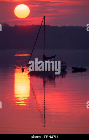 Bateau à voile sur le lac de Starnberg au coucher du soleil, de l'Allemagne, la Bavière Banque D'Images