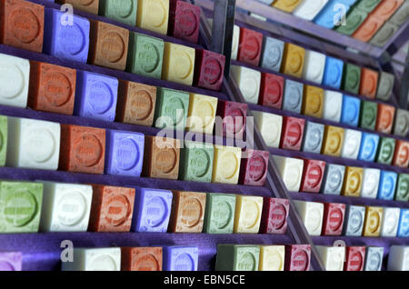 Gâteaux colorés de savon de la traditionnel savon de Marseille Banque D'Images