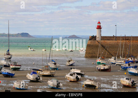 Paysage du port à marée avec phare de Erquy, France, Bretagne, Erquy Banque D'Images