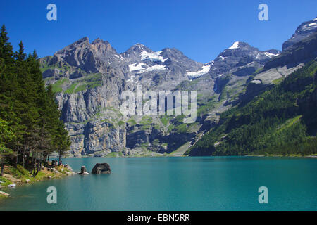 Oeschinen Lake près de Kandersteg, Suisse Blüemlisalp avec Banque D'Images