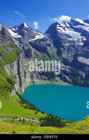 Oeschinen Lake et le Doldenhorn près de Kandersteg, Suisse Banque D'Images