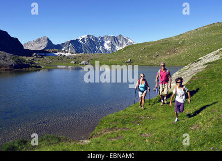 Famille randonnées le long du lac de moutons, France, Savoie, parc national de la Vanoise