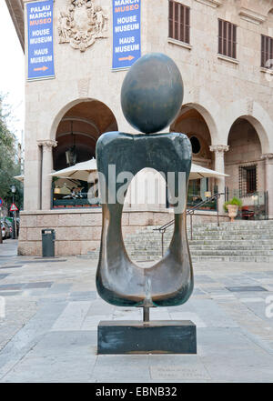 Palma de Mallorca, Majorque, Espagne - 8 Février 2013 : Miro Sculpture Monument accueille les touristes à l'entrée de la Museu Palau March Banque D'Images