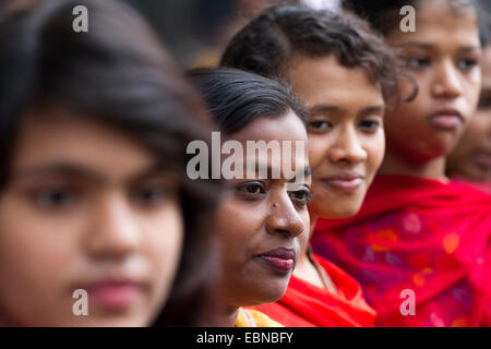 Dhaka, Bangladesh. 06Th Dec, 2014. Organisation des femmes différents rassemblés et mis à la chaîne humaine devant National Press Club Dhaka pour protester contre le mariage des enfants au Bangladesh. Le Bangladesh est l'un des plus hauts taux de mariages d'enfants dans le monde. Cette enquête montre qu'au Bangladesh, 64  % des femmes actuellement âgées de 20 à 24 ans ont été mariées avant l'âge de 18 ans. Ceci malgré le fait que l'âge minimum légal du mariage pour les femmes au Bangladesh est de 18 ans et 21 ans pour les hommes. Zakir Hossain Chowdhury Crédit : zakir/Alamy Live News Banque D'Images