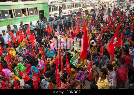 Dhaka, Bangladesh. 06Th Dec, 2014. Les travailleurs du vêtement Vêtements de chars à voile d'assister à une démonstration de protestation en raison de leurs traitements et salaires en face de National Press Club à Dhaka. Zakir Hossain Chowdhury Crédit : zakir/Alamy Live News Banque D'Images