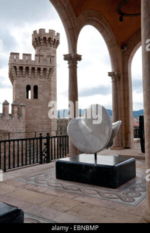 Palma de Mallorca, Majorque, Espagne - 8 Février 2013 : Cour des Palaos Museu Mars avec sculpture de marbre trois façon morceau Carvin Banque D'Images