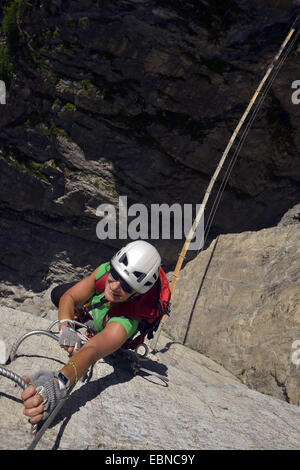 Femme à l'escalade Via ferrata du Roc de Toviere, France, Savoie, val d isere Banque D'Images