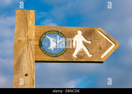 Isle of Anglesey Coastal Path signe avec walking man et le logo. Newborough, Anglesey, au nord du Pays de Galles, Royaume-Uni, Angleterre Banque D'Images