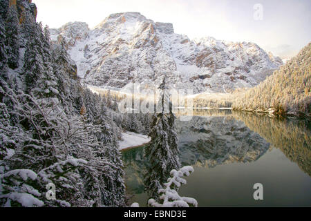 Pragser Wildsee et Seekofel en hiver, l'Italie, le Tyrol du Sud, Dolomiten Banque D'Images
