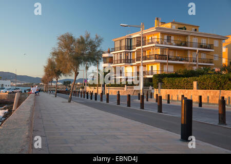 Can Pastilla, à Majorque, Espagne - 6 novembre 2013 : rue Cala Estancia et les derniers rayons de soleil qui ferait la lumière sur jaune buildi Banque D'Images