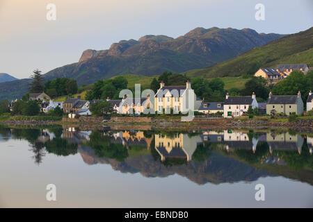 Vue sur village de lumière du soir, Royaume-Uni, Ecosse, Dornie Banque D'Images