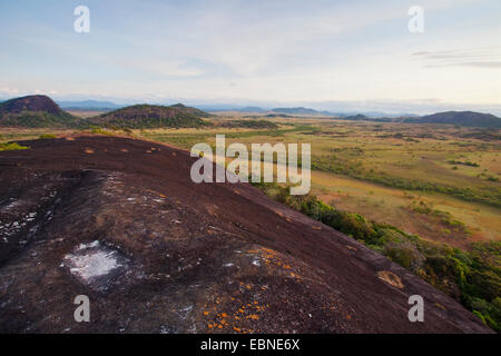 RUPUNUNUNUNUNUNUNI DU SUD à l'aube, vue de la savane de la formation rocheuse, Takutu supérieur-Essechibo supérieur, Guyana, Amérique du Sud. Banque D'Images