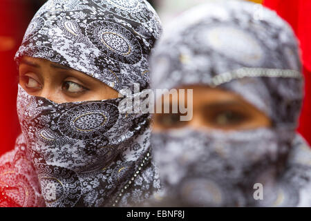 Dhaka, Bangladesh. 06Th Dec, 2014. Les travailleurs du vêtement Vêtements de chars à voile d'assister à une démonstration de protestation en raison de leurs traitements et salaires en face de National Press Club à Dhaka. Zakir Hossain Chowdhury Crédit : zakir/Alamy Live News Banque D'Images