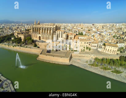 Vue aérienne du Parc de la Mar à La Seu Cathedral, Palais de la Almudaina et palais épiscopal, Espagne, Baléares, Majorque, Palma de Mallorca Banque D'Images