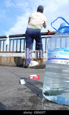 Pêcheur sur le pont de Galata, Istanbul, Turquie Banque D'Images