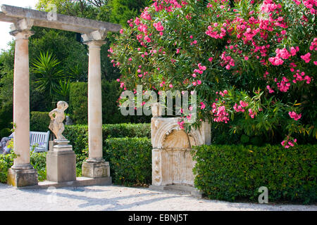 Des répliques de statues antiques et collums dans le jardin de la Villa Ephrussi de Rothschild, France, Villefranche-sur-Mer Banque D'Images