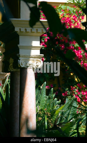 Répliques des collums antiques dans le jardin de la Villa Ephrussi de Rothschild, France, Villefranche-sur-Mer Banque D'Images