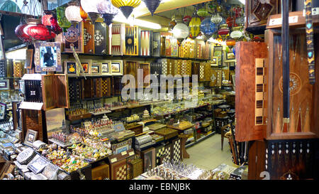 Grand Bazar, vente de l'artisanat, Intarsia, backgammon, mosaïque et verre, Turquie, Istanbul, Eminoenue Beyazit, Banque D'Images