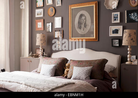 Coco lit de la chambre du Sommeil oreillers avec de la menthe. La couette et duvet proviennent de Caravane dans Parisand les murs sont la douleur Banque D'Images