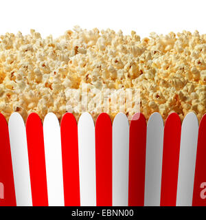 Boîte de pop-corn en rouge et blanc à rayures conteneur classique isolé sur un fond blanc comme un symbole de divertissement pour la préparation pour regarder un événement important à la télévision ou dans les films. Banque D'Images