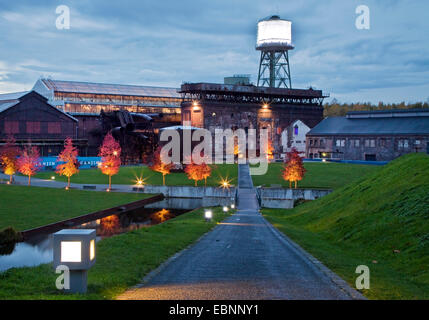 Westpark illuminé avec Jahrhunderthalle Bochum et tour de l'eau dans la lumière du soir, l'Allemagne, en Rhénanie du Nord-Westphalie, région de la Ruhr, Bochum Banque D'Images