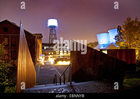 Jahrhunderthalle Bochum et château d'eau éclairé le soir, l'Allemagne, en Rhénanie du Nord-Westphalie, région de la Ruhr, Bochum Banque D'Images